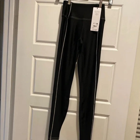 ALO Yoga black/white leggings
Size XS - Picture 3 of 4